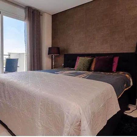 High-end Luxury With Views And Golf דירה *