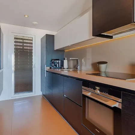 High-end Luxury With Views And Golf דירה *
